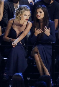 Di tengah-tengah acara, Selena terlihat asyik curhat dengan sahabatnya, Taylor Swift. REUTERS/Lucas Jackson.