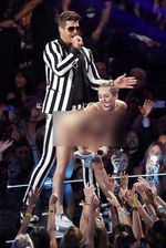 Miley Cyrus Hanya Pakai Underwear di MTV VMA 2013