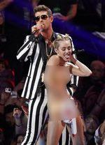 Miley Cyrus Hanya Pakai Underwear di MTV VMA 2013