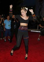 Miley Cyrus Hanya Pakai Underwear di MTV VMA 2013