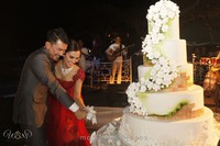 Keduanya memotong kue pernikahan mereka. (dok. World of Wedding Organizer)