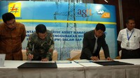 Direktur Operasi (Jawa-Bali-Sumatera) PLN, Ngurah Adnyana dan Presiden Direktur Astra Graphia Information Technology (AGIT), Michael A.R. menandatangani dokumen kick-off implementasi manajemen aset transmisi di Jakarta, Senin, 28 Agustus 2013. (dok. PLN)