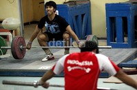 Atlet pelatnas angkat besi pun terus tekun berlatih di pemusatan latihan di kawasan Stadion Utama Gelora Bung Karno, Senyan, Jakarta, Senin (26/08).