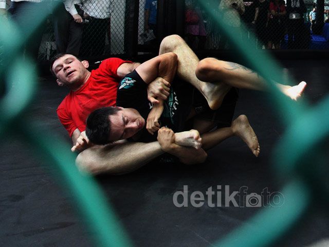 Petarung UFC Forrest Griffin Beri Pelatihan