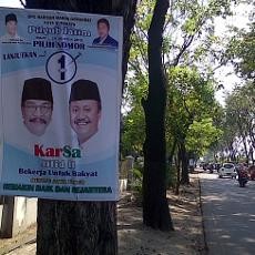 Atribut Kampanye Calon Gubernur Masih Hiasi Jalanan di Sidoarjo