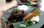 Menyantap Ayam Kremes yang Nikmat dan Hemat di Rawamangun