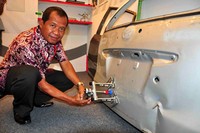 Melalui sebuah proses yang  terlihat sederhana, hanya dengan menempelkan lem ke bodi mobil dengan sebuah alat, lalu membiarkan lem kering, kemudian ditarik dengan skill dent technosu, maka bodi mobil yang penyok akan kembali seperti bentuk awal. (dok Astra).
