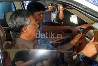 Menristek Gusti Muhammad Hatta mencoba kehandalan sedan listrik Hevina. Jika surat izin sudah keluar, mobil ini akan menjadi mobil operasional Menristek.