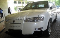 Mobil memiliki desain yang menarik dari depan.