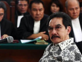 Mereka yang Berkasus dan Bermain Golf