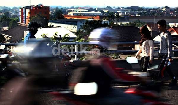 Mendulang Rupiah di Jembatan Cinta 