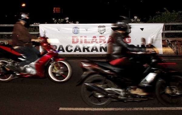 Satpol PP Kelimpungan Tertibkan Orang Pacaran di Flyover