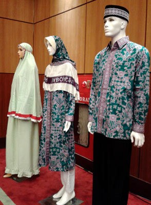 Ini Busana Batik  dan Mukena Merah Putih Jamaah Haji