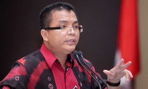 Wamen Denny Indrayana Beli Sepatu Buatan Napi Seharga Rp 350 ribu