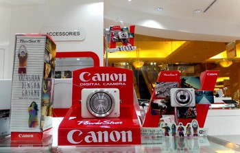     Di gerai tersebut, pengunjung juga bisa menjajal kamera compact Canon yang baru saja dirilis di Indonesia, yakni PowerShot N yang dibanderol Rp 3,2 juta.