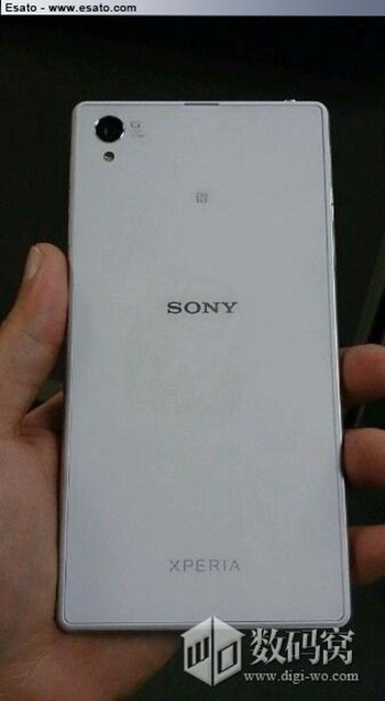 Ini adalah penampakan bagian belakangnya. Konon, Xperia Z1 memiliki kamera 20 megapixel. (kredit foto: esato)