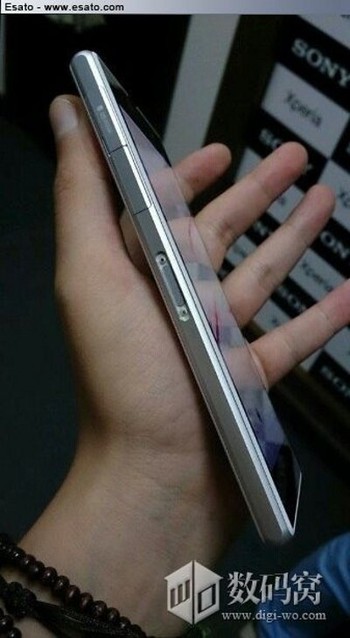 Berdasarkan bocoran gambar yang beredar sebelumnya, Honami atau Xperia Z1 akan hadir dalam 3 varian warna yakni hitam, putih, dan ungu. (kredit foto: esato)