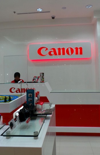     Shigeru Kikegawa, Assistant Director Canon saat acara peresmian Canon Image Square, Selasa (27/8/2013) di Mall Taman Anggrek, Jakarta Barat mengatakan, Indonesia adalah market yang sangat penting bagi Canon.