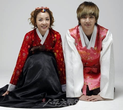 Momen-momen Mesra Dara 2NE1 dan Thunder MBLAQ