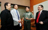 Moeldoko berbincang dengan beberapa anggota DPR.