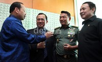 Sutan Batugana berbincang dengan Moeldoko sebelum paripurna.