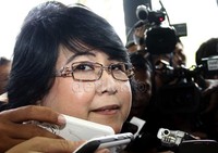 Dia (Nazaruddin) mau ngeluarin data soal Hambalang, tapi ini datanya ketinggalan, ujar Elza Syarief di KPK, Jl HR Rasuna Said, Jakarta Selatan. Lamhot Aritonang/detikFoto.