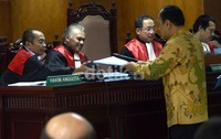 Djoko Susilo menyerahkan nota pembelaanya kepada majelis hakim. Lamhot Aritonang/detikFoto.