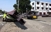 Truk bernomor polisi B 9888 YR ringsek di bagian kepalanya.