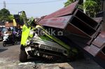 Truk Ringsek Tertimpa Muatan