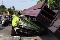 Beruntung tidak ada korban dalam peristiwa tersebut. Sementara sopir truk telah diamankan polisi.