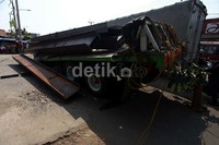Kecelakaan ini terjadi sekitar pukul 04.30 WIB. Hingga siang tadi, truk itu masih belum bisa dievakuasi.