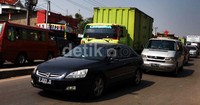 Kecelakaan itu mengakibatkan arus lalu lintas di Jalan Raya Sultan Agung macet total.
