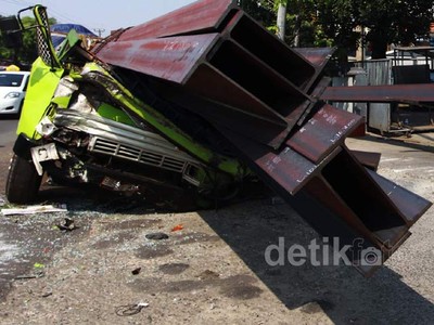 Truk Ringsek Tertimpa Muatan