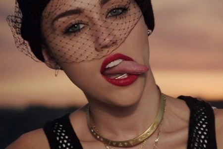 Penyanyi Perempuan yang Gemar Menjulurkan Lidah