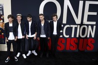 Ini dia setelan hitam putih dari One Direction dengan formasi lengkap. REUTERS/Lucas Jackson.