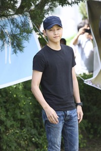 Terima kasih sudah datang ke tempat ini. Terima kasih atas segala perhatian kalian, ungkap Joong Ki pada fans yang datang mengantar dirinya. TenAsia/Paeng Hyun-joon.