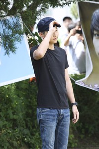 Joong Ki tampak mengenakan kaus hitam dan celana denim serta topi biru. TenAsia/Paeng Hyun-joon.