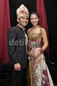 Ini kita mau fitting baju ketiga. Karena kami memang memakai bebarapa baju. Ada yang pemberkatan, ada yang untuk adat. Ini khusus untuk yang acara adat di Balige, ujar Judika. Noel/detikHOT.