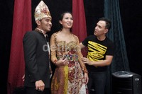 Baju adatnya tersebut dirancang oleh Raden Sirait. Noel/detikHOT.
