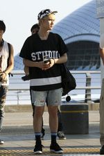 Hitam-putih Gaya SHINee di Bandara