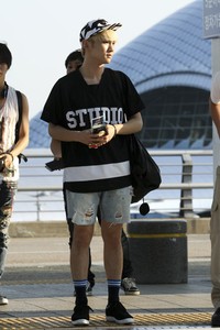 Key tampak stylish dengan blouse hitam bertuliskan 'Studio', celana pendek denim robek-robek, kaus kaki dan sepatu hitam, serta topi bergambar satu mata hitam-putihnya. TenAsia/Paeng Hyun-jun.