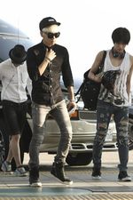 Hitam-putih Gaya SHINee di Bandara
