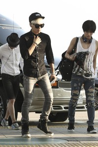Jonghyun tampil casual chic dengan kemeja hitam, celana abu-abu, dan sepatu hitam. TenAsia/Paeng Hyun-jun.