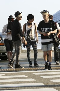 Sang maknae Taemin terlihat sangat santai dengan kaus tanpa lengan putih bergambar dan celana denim robek-robek. TenAsia/Paeng Hyun-jun.