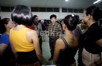 Guruh Sukarno Putra memberikan arahan kepada para penarinya.