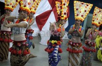 Para penari dan pengisi acara berlatih secara intens jelang pementasan demi hasil maksimal.