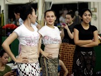 Para penari itu tetap terus berlatih meski disela-sela waktu istirahatnya.