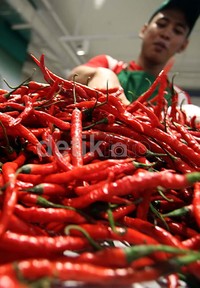 Penurunan ini dikarenakan mulai banyaknya pasokan sayuran ke pasar tradisional.