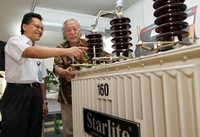 Pengunjung memperhatikan beragam komponen listrik yang dipamerkan. Agus Trimukti/Humas PLN.