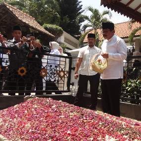 Jelang Coblosan, Pakde Karwo Ziarah ke Makam Gus Dur